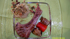 Côtelettes d'agneau et légumes grillés, écrasée de pomme de terre et sa touche crumble