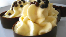 Mousse à la banane dans sa coque en chocolat