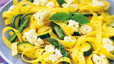 Fines tagliatelles à la bûche de chèvre