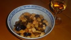 Salade de fruits pommes prunes aromatisee au jus d'oranges et jus de framboises
