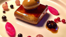 Foie gras couronné sur lit de perles de gelée