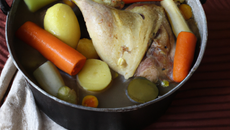 Pot au feu de chapon aux légumes oubliés