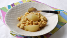 Poires pochées au thé au jasmin et son crumble