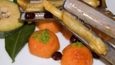 Salade de couteaux de mer et de feijoa, papaye, grenade et combava.