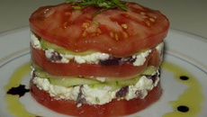 Mille-feuilles de tomates à la féta et aux concombres maison