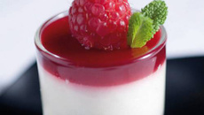Verrine de mousse de Philadelphia, biscuit et gelée de framboises