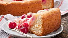 Gâteau à la crème et cerises