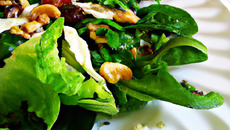 Salade de printemps sucrée-salée