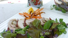 Salade de râble de lapin au cabillaud, pousses de radis et fleurs d'herbes fraîches, carottes crues et chip de carottes