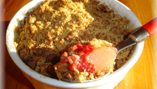 Crumble de poires et framboises à la fève tonka et spéculoos