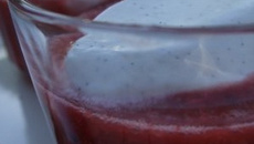 Soupe de fraise au pesto, quenelles de chantilly à la vanille