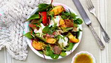 Salade de pêches rôties à la mozzarella