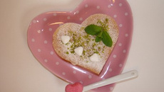 Cœur de mille-feuille aux framboises et éclats de pistaches vertes