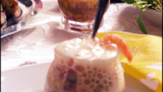 Salade maritime acidulée, espuma de pomelos en verrine