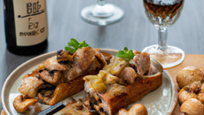 Rôti de porc aux pruneaux, vin blanc et champignons de Paris