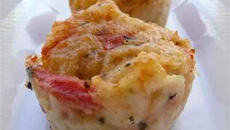 Muffins aux tomates, à la mozzarella & au basilic
