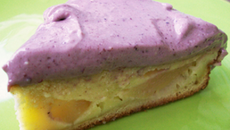 Gâteau moelleux nectarines blanches, chocolat blanc et brousse, glaçage à la mûre.