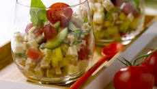 Salade de crozets, dés de tomates, poivron jaune, concombre, féta, basilic, vinaigrette à l'huile d'olive et au citron