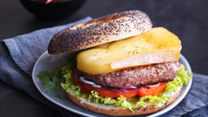 Burger suisse au Raclette du Valais AOC et ses frites de patates douces