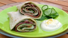 Wraps au jambon de Parme et concombre, sauce yaourt citron vert-curry