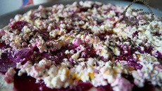 Pizza à l'oignon, betterave, fromage cottage et fines herbes