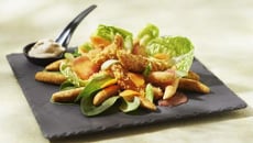 Salade césar aux mini quenelles et poulet croustillant