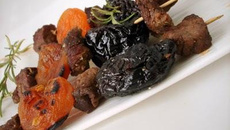 Brochettes d'agneau épicées aux pruneaux et abricots secs