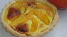 Tartelette aux pêches au pralin et chocolat blanc