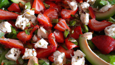 Salade de fraises au chèvre frais et à l'avocat