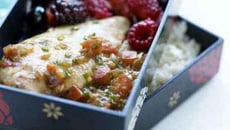 Suprêmes de pintade, sauce aux fruits rouges