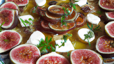 Carpaccio de figues à l'huile d'olive et chèvre chaud