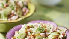Salade de ravioles aux herbes, jambon cru et vinaigrette à l'orange