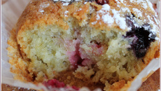 Muffins au chocolat blanc et fruits rouges