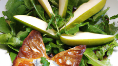 Papillon croustillant aux tatins de poires et son mesclun gourmand