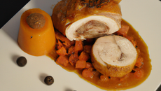 Suprêmes de volaille farcis aux canneberges en robe de lard, écrasé de potimarron et sa tuile de lard