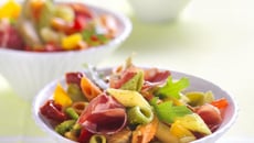 Salade de Mezze Penne Tricolore Barilla et antipasti à la roquette