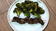 Brochettes de bœuf laquées et brocoli rôti