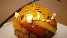 Tartelette aux noix, pommes caramélisées vanille Bourbon, cœur rafraichissant au cidre et cage de caramel