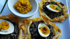 Nids feuilletés d'œufs de caille, tapenade noire et moutarde provençale