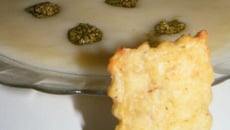 Velouté de céleri-rave, pesto et biscuits au céleri
