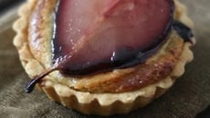 Tartelettes aux Poires au Vin et Crème de Noisettes
