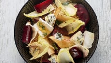 Salade gourmande de quinoa, betteraves et endives aux miettes de Saint Agur