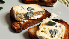 Glace au Roquefort sur toasts