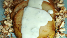 Carpaccio de poire sauce au roquefort et concassé de noix grillées