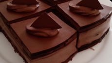 Gâteau aux trois couches de mousse au chocolat