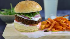 Burger végétarien et frites de patates douces