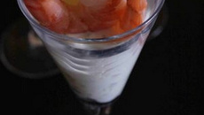 Verrines de crevettes au raîta ananas-basilic