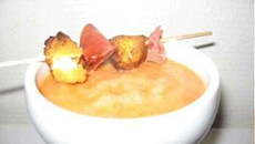 Velouté de tomates et sa brochette fondante