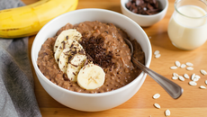Porridge au chocolat et à la banane