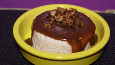 Dôme de mousse aux poires et son coulis caramel